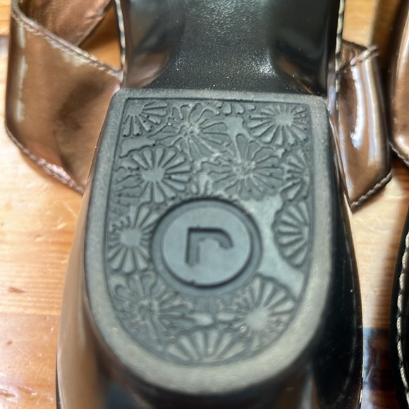 Rockport Brown Sandals with Leather Straps and Decorative Rosette - Picture 8 of 9